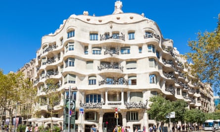 Casa Mila'nın (La Pedrera) ön cephesi.