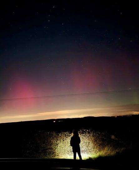 La fille d'Alex regarde les aurores boréales près de Woburn, dans le Bedfordshire.