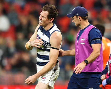 เจเรมี คาเมรอน กองหน้าของ Geelong ออกจาก Engie Stadium ด้วยรถเข็นหลังจากได้รับบาดเจ็บที่ไหล่ในการแข่งขันกับ GWS Giants