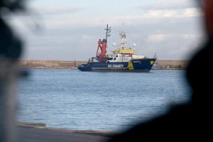 ์ดํ๋ฆฌ์ ๋ฐ๋ฆฌ. ํด๋จธ๋ํฐ 1, ๋ฐ๋ค์์ ๊ตฌ์กฐ๋ ์ด์ฃผ๋ฏผ 261๋ช
๊ณผ ํจ๊ป ํญ๊ตฌ์ ๋์ฐฉ