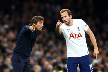 Antonio Conte in animated conversation with Harry Kane