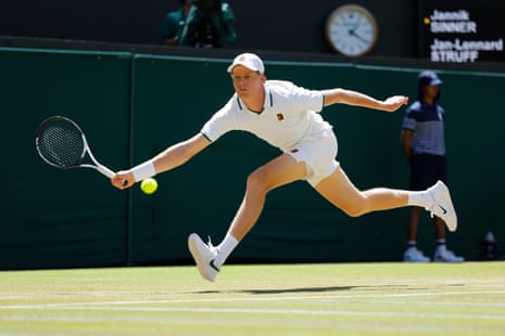 Jannick Sinner reaches a forehand.