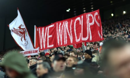 Aficionados del Liverpool muestran una pancarta en Anfield que dice 'We Win Cups'
