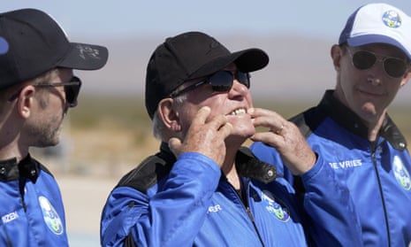 William Shatner (centre) describes what the G-force of the Blue Origin liftoff did to his face