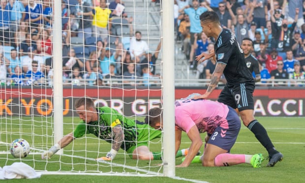 Jordan Pickford está indefenso cuando Luis Amarilla (derecha) de Minnesota United anota el tercero de su equipo desde corta distancia.