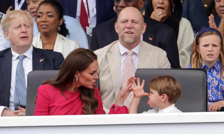 Catherine, la duquesa de Cambridge y el príncipe Louis miran el concurso de platino.