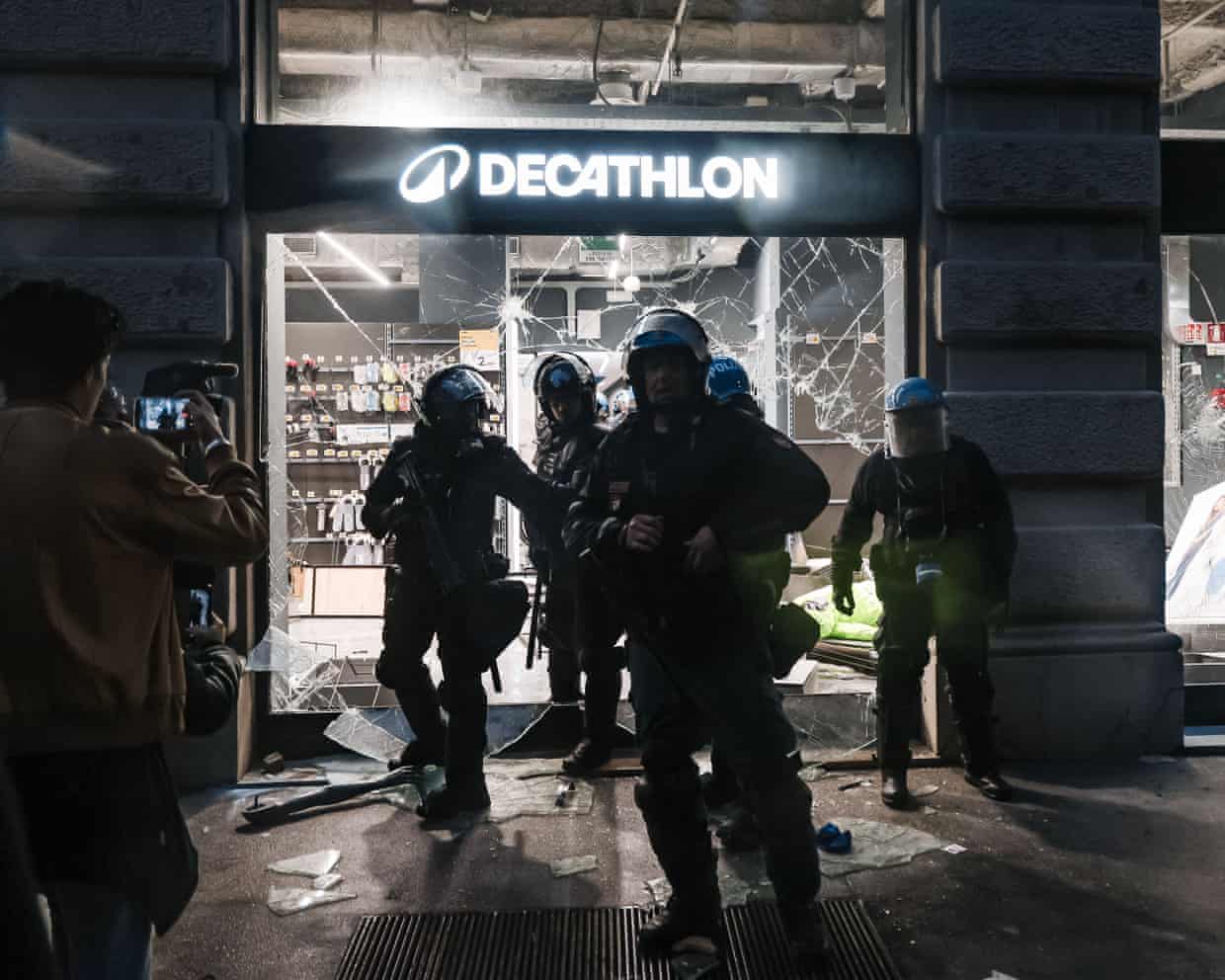 Damage to a Decathlon store in Milan following clashes between protesters and police.