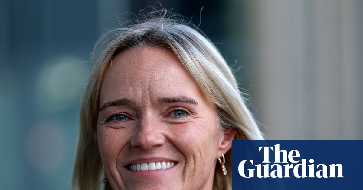Nurse says union failed to support her in changing-room dispute