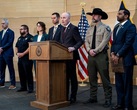 猶他州州長斯賓塞·考克斯 (Spencer Cox)、猶他州公共安全部官員博·梅森 (Beau Mason)、警長邁克·史密斯 (Mike Smith) 和聯邦調查局局長卡什·帕特爾 (Kash Patel)。