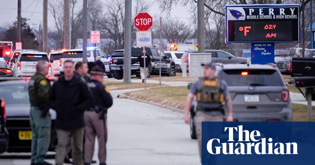 Полицията реагира на стрелбата в гимназията в Айова