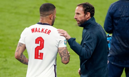 Gareth Southgate speaks to Kyle Walker during the Euro 2020 final between England and Italy
