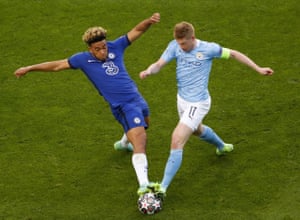 Manchester City V Chelsea: Final da Liga dos Campeões - Live! 4 kevin de bruyne, da cidade de manchester, tenta escapar de reece james de chelsea.