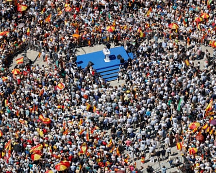 Alberto Núñez Feijóo on a stage surrounded by a large crowd