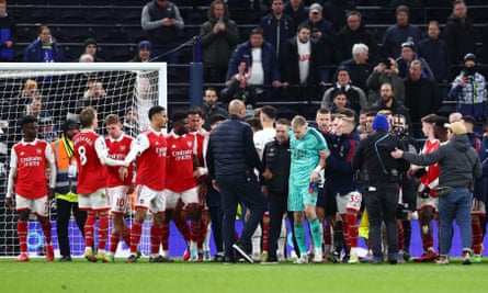 Los jugadores de ambos lados se redimieron gradualmente después de un estallido al final del partido provocado por un enfrentamiento entre el portero del Arsenal, Aaron Ramsdale, y el suplente del Tottenham, Richarlison.