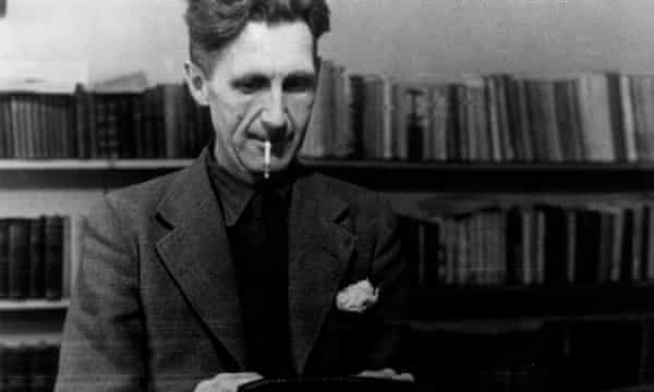 George Orwell en una máquina de escribirCaption: George Orwell, escritor y periodista británico, ante una máquina de escribir (Foto de Mondadori Portfolio vía Getty Images)