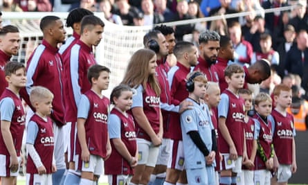 Les joueurs et les mascottes d'Aston Villa s'alignent avant le match contre Brentford