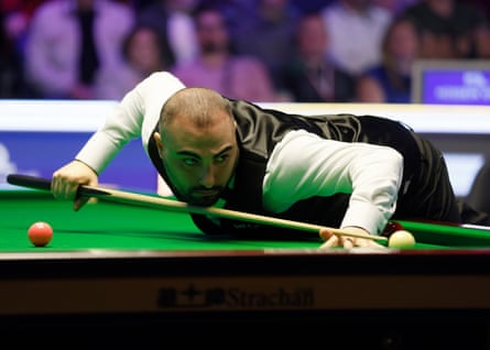 Hossein Vafaei during his match against Zhang Anda.