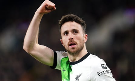 يحتفل ديوجو جوتا لاعب ليفربول بتسجيل الهدف الثاني لفريقه في مرمى بيرنلي