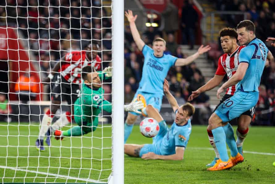 Martin Dubravka makes a fingertip save from Mohammed Salisu as Newcastle win 2-1 at Southampton