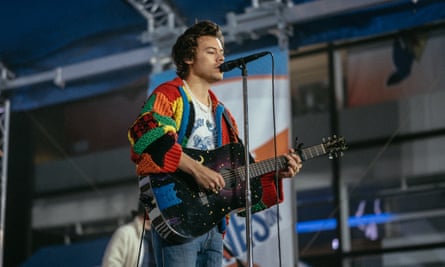 Harry Styles sur scène à New York arborant un cardigan multicolore