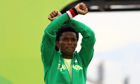 Lilesa crossed his arms as he finished the marathon and on the podium in a symbolic protest against the repressive Ethiopian regime.