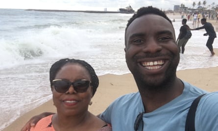 Jimi Famurewa avec sa mère, Kofo, sur la plage d'Oniru à Lagos.