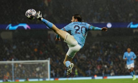 Bernardo Silva dari Manchester City mengontrol bola secara akrobatik melawan Bayern Munich
