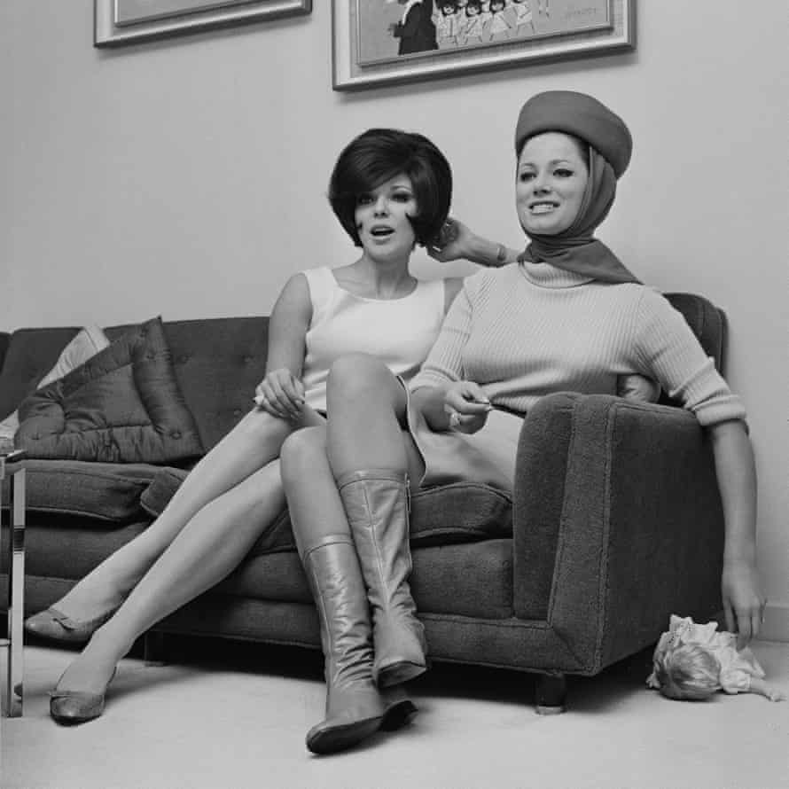 Jackie Collins, à droite, avec sa sœur Joan en 1966.