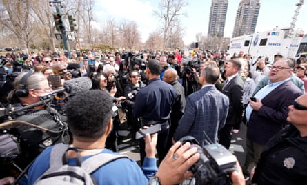 Le chef du département de police de Denver, Ron Thomas, au centre, et le maire Michael Hancock rencontrent des parents inquiets après la fusillade du 22 mars.