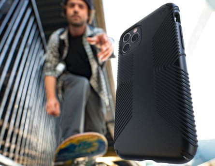 Ribbed sides and back aid grip of the Presidio Grip so hopefully you won’t drop your phone, but at least there’s a reasonable amount of protection if you do.