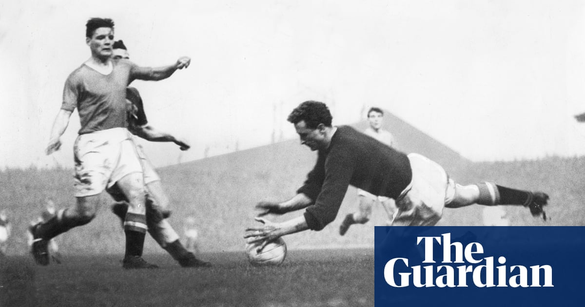 Harry Gregg, Manchester United and Munich hero, dies aged 87 – video report