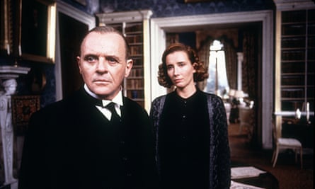 Anthony Hopkins et Emma Thompson dans l'adaptation cinématographique de 1993 de The Remains of the Day.