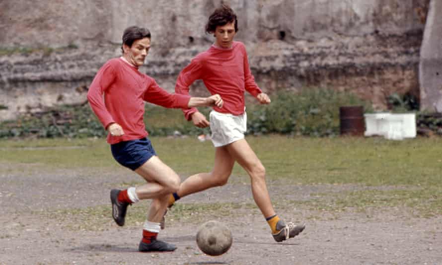 Пиер Паоло Пазолини играе футбол с приятели
