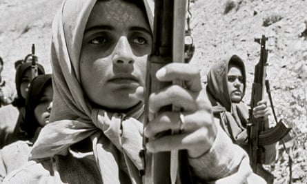 在两伊战争期间为伊朗人民圣战者组织(MEK)作战的妇女