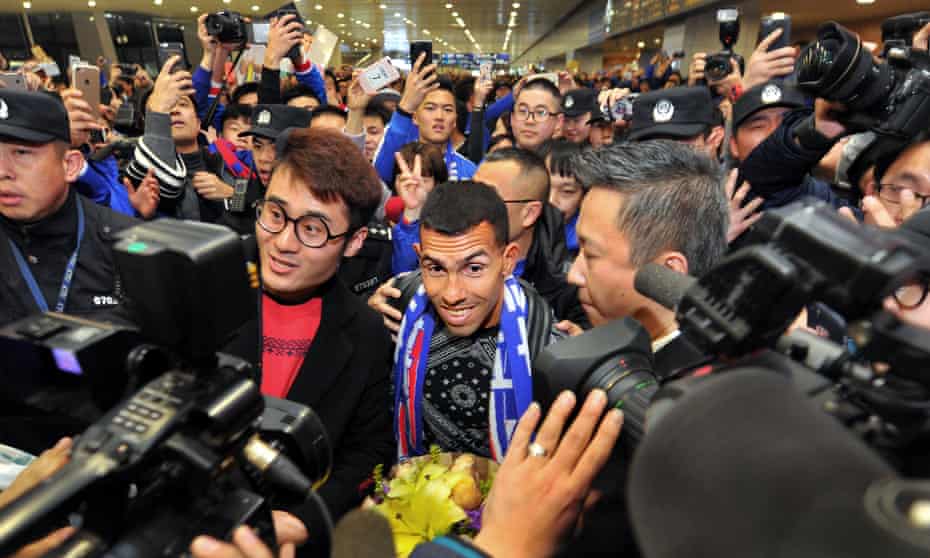 Carlos Tevez is surrounded by fans as he arrives in Shanghai on 19 January 2017.