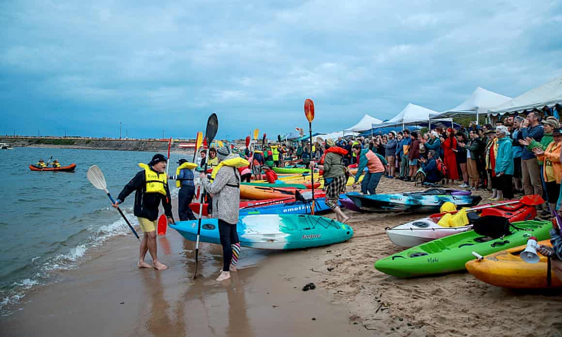 Back, water, water craft and paddlers