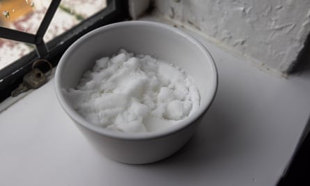 Des bols de sel servent à absorber l'humidité.