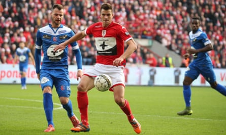 Mouscron’s Emir Dautović and Standard de Liège’s Ivan Santini fight for the ball during a Jupiler Pro League match in 2015.