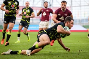 Keenan scores a try