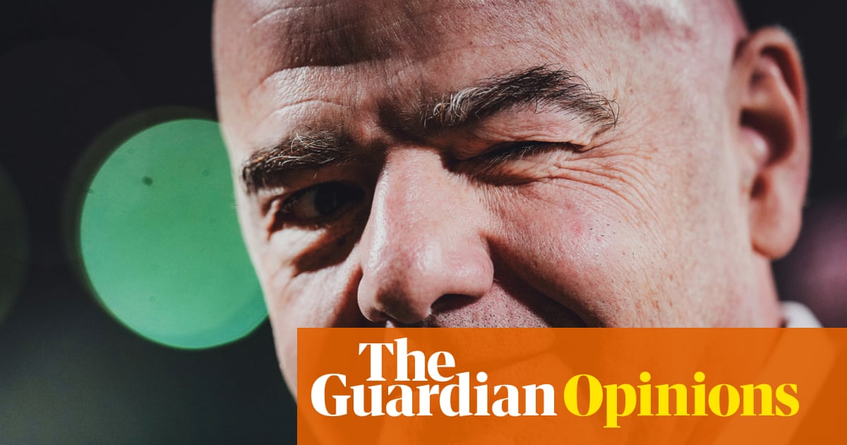 Gianni Infantino, presidente Fifa, sotto pressione per decisioni contestate, con leader del calcio che chiedono dimissioni