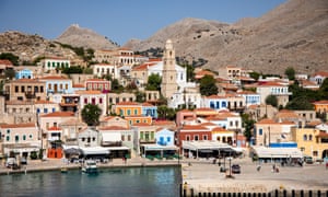 Ansicht von Emporio auf der Insel Chalki, Griechenland.