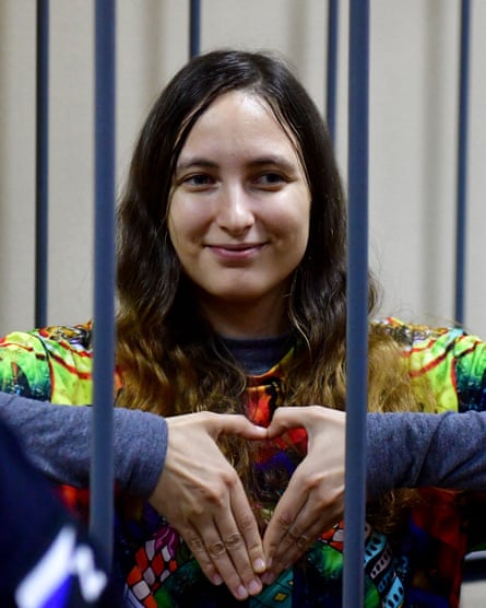 Artist Sasha Skochilenko in court after replacing supermarket tags with anti-war messages.