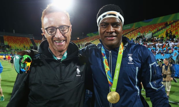 Ben Ryan dengan Ro Dakuwaqa dari Fiji setelah meraih medali emas di Olimpiade Rio