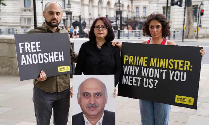 Elika Ashoori, right, with her brother and mother in 2021 campaigning to free their father.