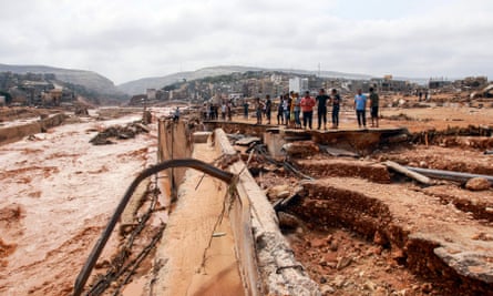 La gente observa los daños causados por las inundaciones repentinas en Derna, al este de Libia, en septiembre de 2023