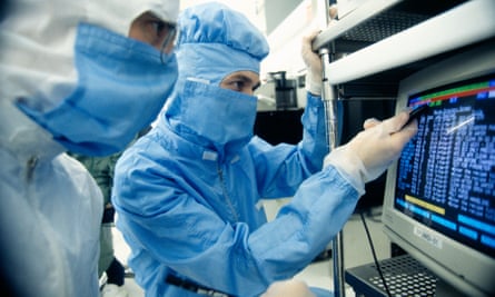 Dentro da fábrica da Siemens perto de Newcastle em 1998.