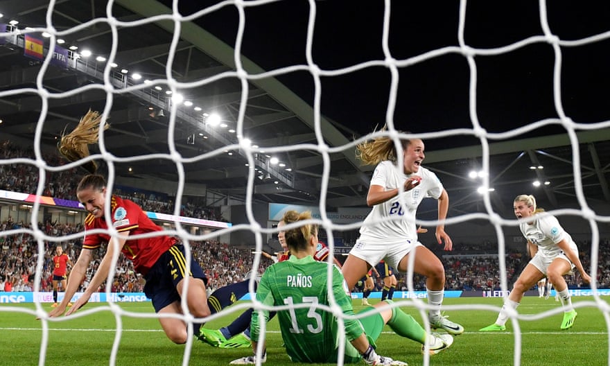 Ella Tone celebra tras marcar el primer gol de Inglaterra contra España.