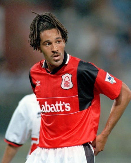 Jason Lee en action pour Nottingham Forest en 1995.