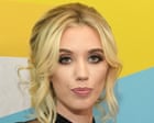 Comediante Laura Clery relata acidente doméstico com geladeira