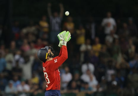 इंग्लैंड के जोस बटलर ने श्रीलंका के पथुम निसांका को आउट करने के लिए कैच लपका।